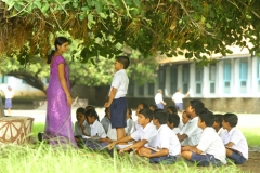 阿图尔建立的第一所学校——Kalyani Shala户外教学