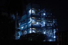 Instalaciones en Atul durante la noche